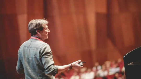 Toni García, docente de VIU, durante su ponencia en el CIE 26 en Lima, Perú
