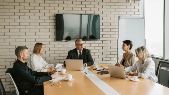 de-perfil-tecnico-a-directivo grupo-de-profesionales-en-una-reunion-de-negocios-liderada-por-un-hombre-que-pasa-de-perfil-tecnico-a-directivo