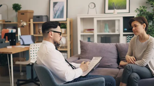 diferencia-entre-psicologo-clinico-y-sanitario consulta-de-una-mujer-con-un-profesional-para-ilustrar-la-diferencia-entre-psicologo-clinico-y-sanitario