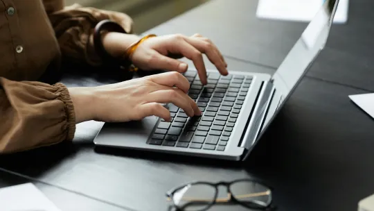 ley-de-emprendimiento-ley-28-2022 persona-escribiendo-en-un-portatil-simbolizando-la-ley-de-emprendimiento-ley-28-2022