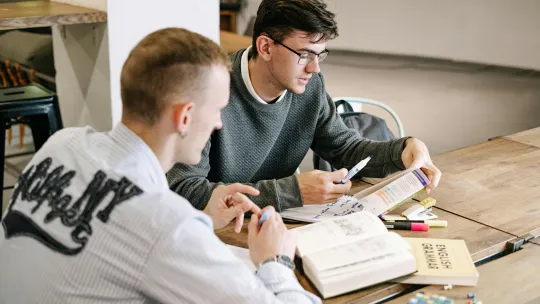 ser-orientador-escolar cuerpo-de-un-estudiante-apoyado-por-un-orientador-escolar-en-su-proceso-academico