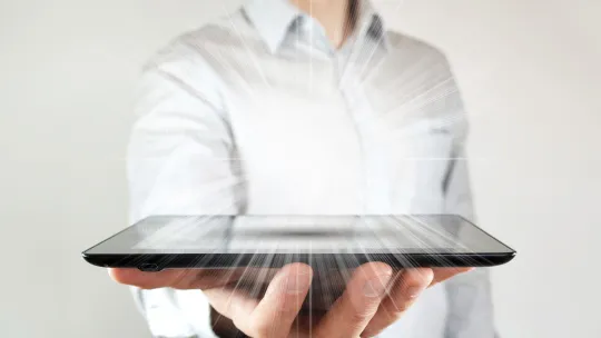 tic-en-la-educacion-infantil persona-sosteniendo-una-tableta-digital-como-representacion-de-las-tic-en-la-educacion-infantil