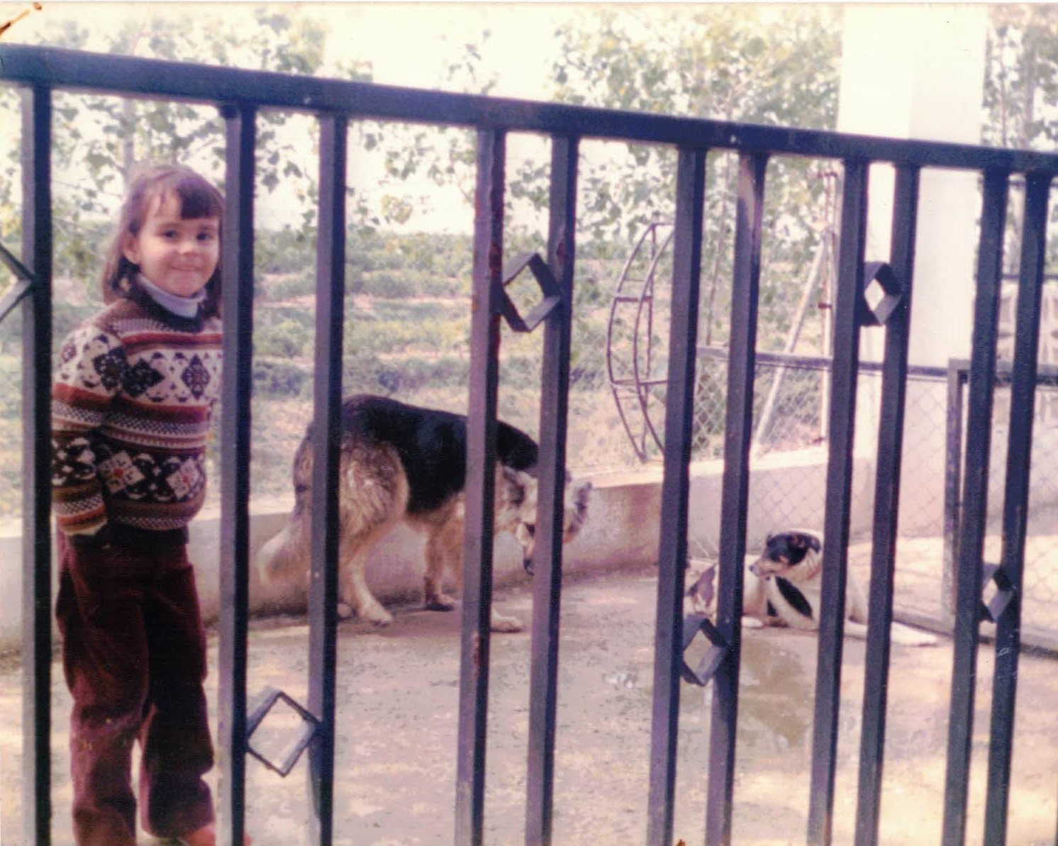 Elisabet Navarro Tapia, de niña junto a su perro