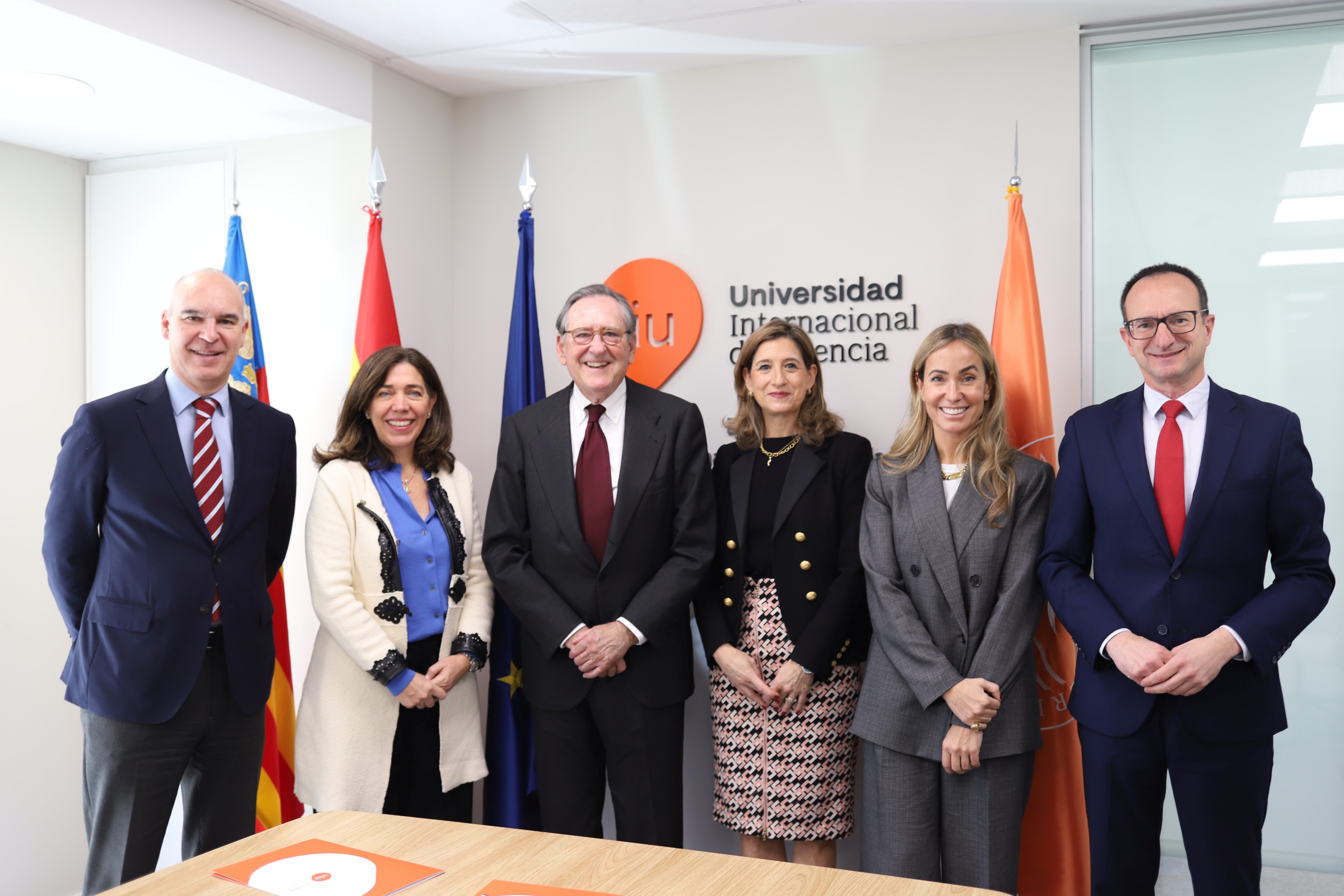 Dra. Eva María Giner, rectora de VIU y el presidente de Santander Universidades, Matías Rodríguez Inciarte, junto a la directora de Santander Universidades y Universia España, Susana García Espinel; el director de Convenios y Mecenazgo de Santander Universidades; José María García de los Ríos y el director de Instituciones Territorial Valencia-Murcia en Banco Santander, José Miguel Lorente Ayala.