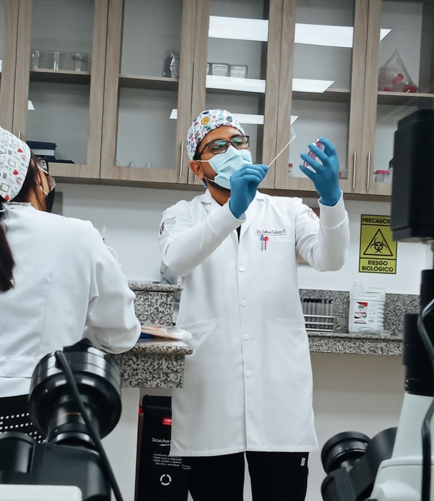 Dr. Joshua Culcay dando clases en el laboratorio