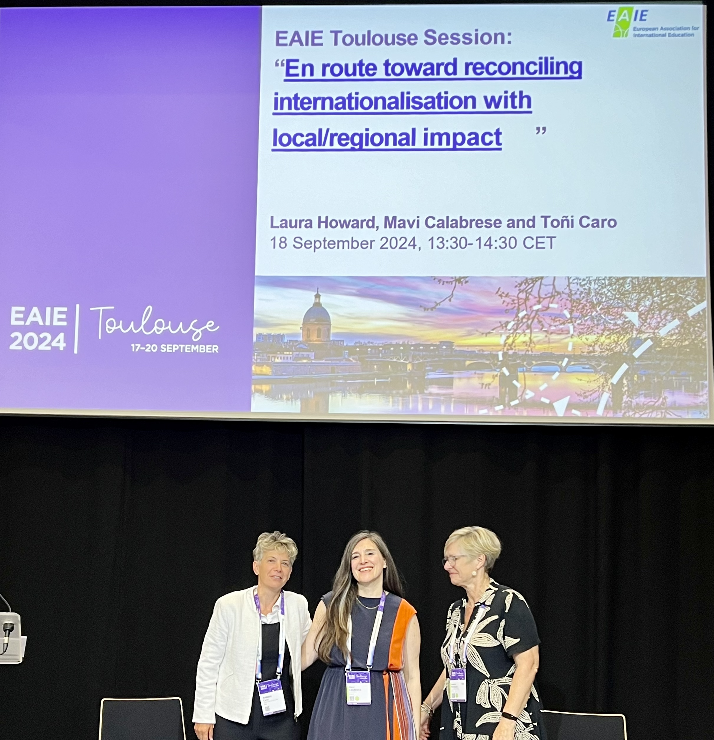 La Dra. Toñi Caro (primera por la izquierda), directora de la Oficina de Proyectos Internacionales de Investigación de VIU , junto a Laura Howard, directora general de la University of Cadiz for the SEA-EU European University Alliance; y Mavi Calabrese, CEO de Mavericks Global