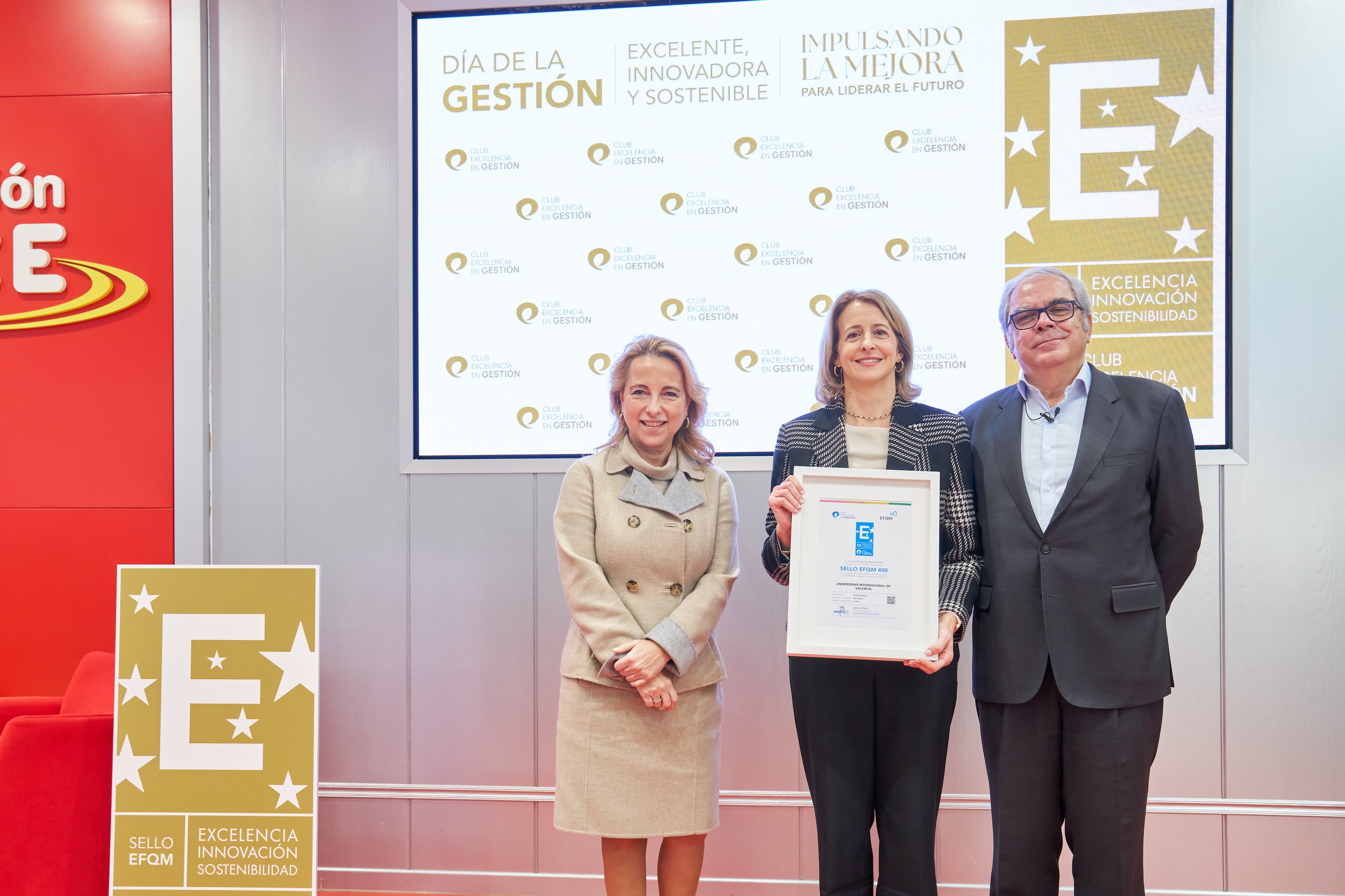 Dra. Mónica Rodríguez Gascó, Vicerrectora de Calidad y Sostenibilidad de VIU. Recibiendo sello EFQM 400.