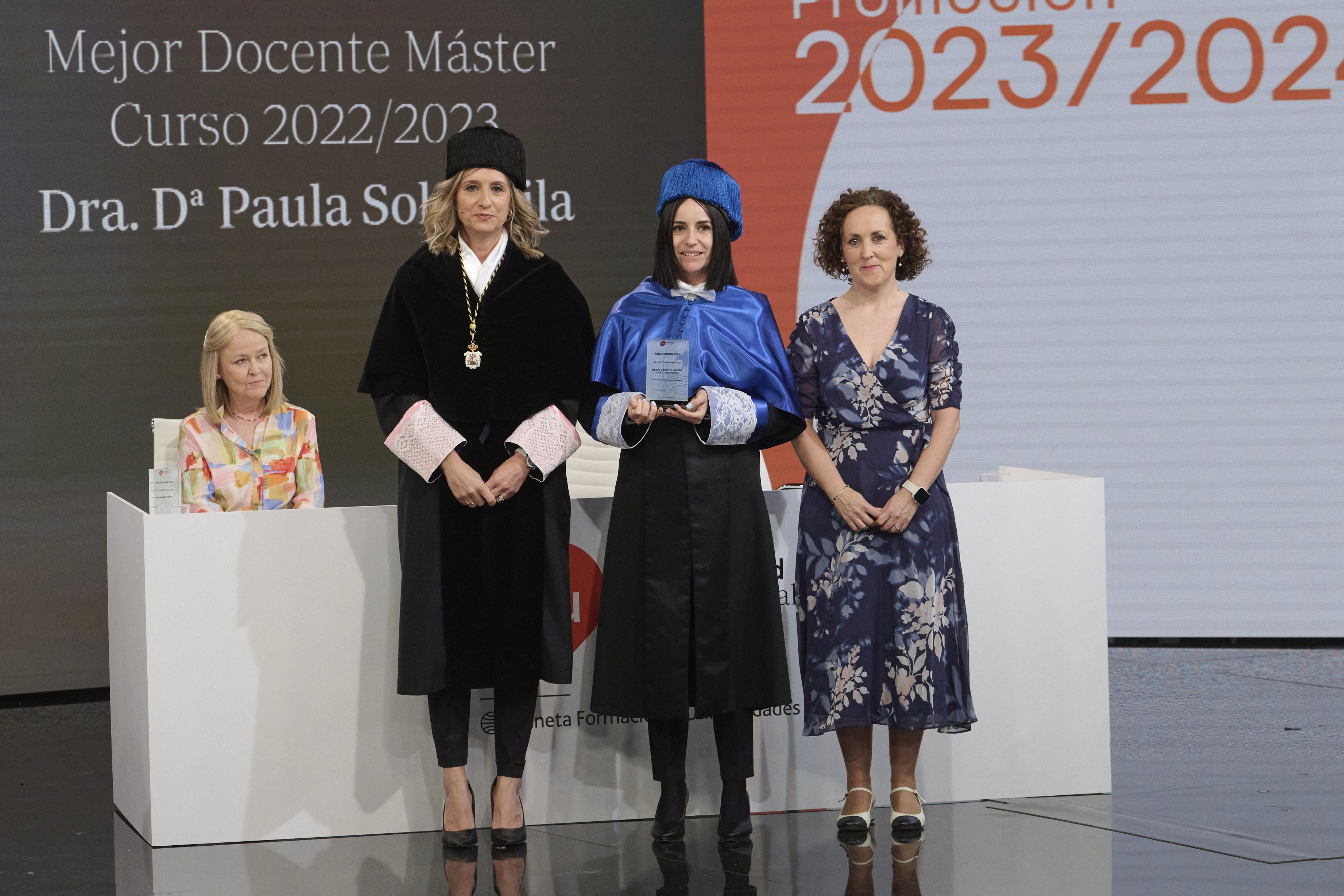 Graduación VIU 2024 - Premio mejor docente Máster, Dra. Paula Soler Vilay