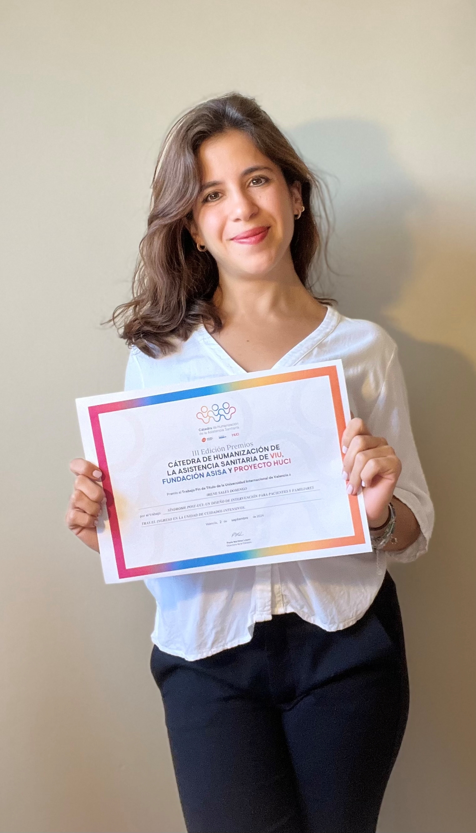 Irene Sales Domingo, Alumni VIU posando con el diploma de ganadora del Premio a Mejor TFT de la Cátedra de Humanización de la Asistencia Sanitaria de VIU, Fundación ASISA y Proyecto HUCI