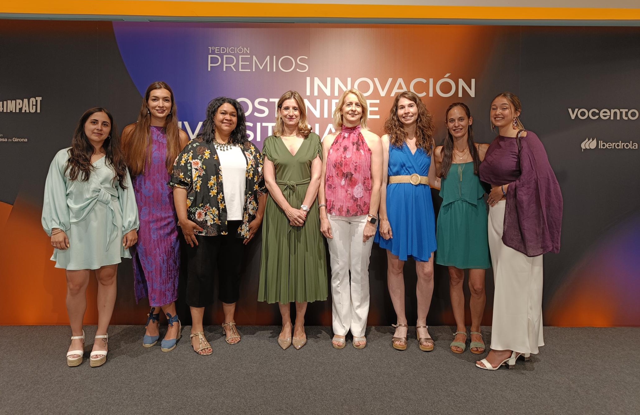 Las estudiantes finalistas de la Universidad Internacional de Valencia junto con la Rectora, Eva María Giner, y la Directora de Calidad y Sostenibilidad, Mónica Rodríguez.