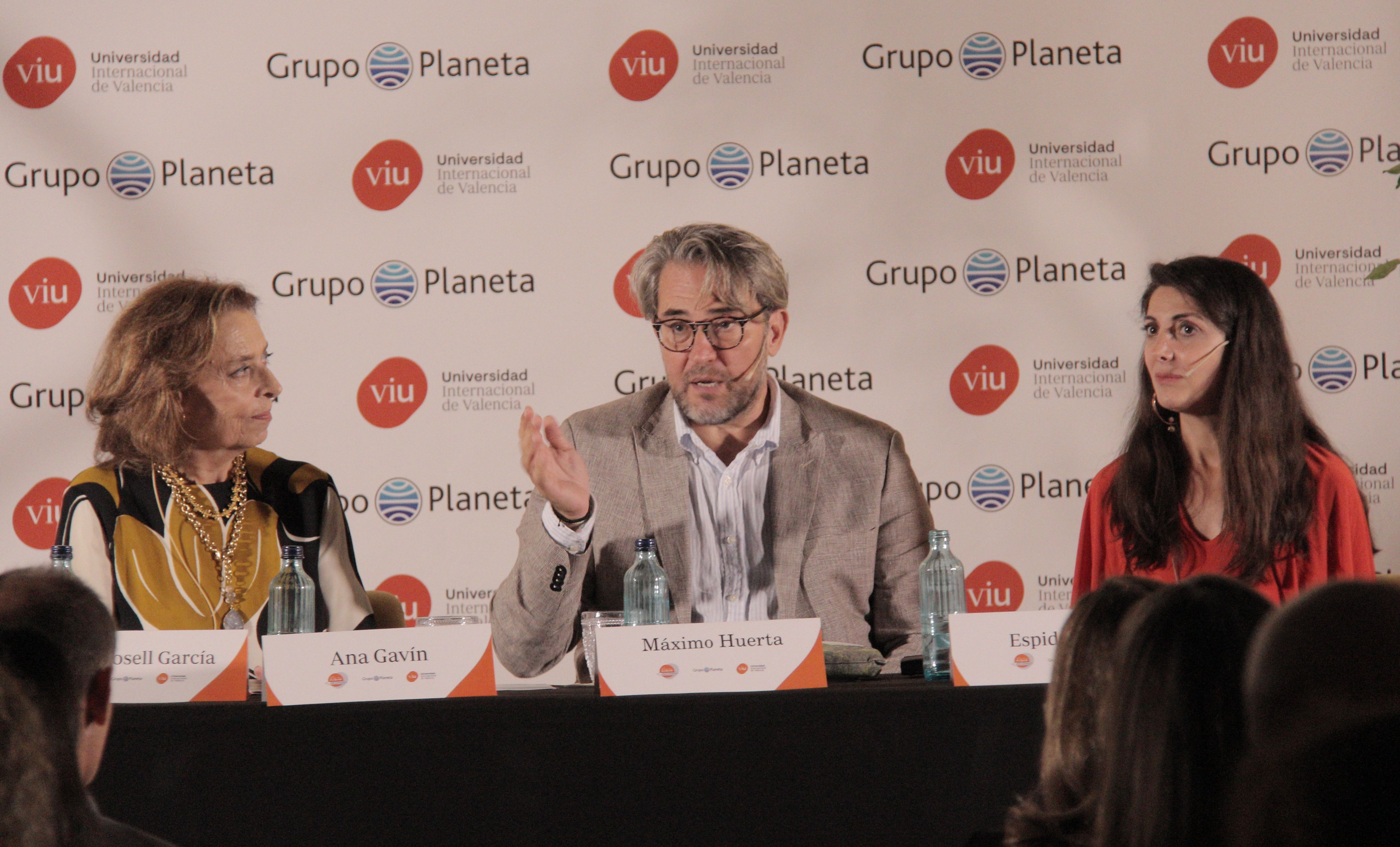 Máximo Huerto, padrino de la Velada literaria, junto a Ana Gavín y Espido Freire