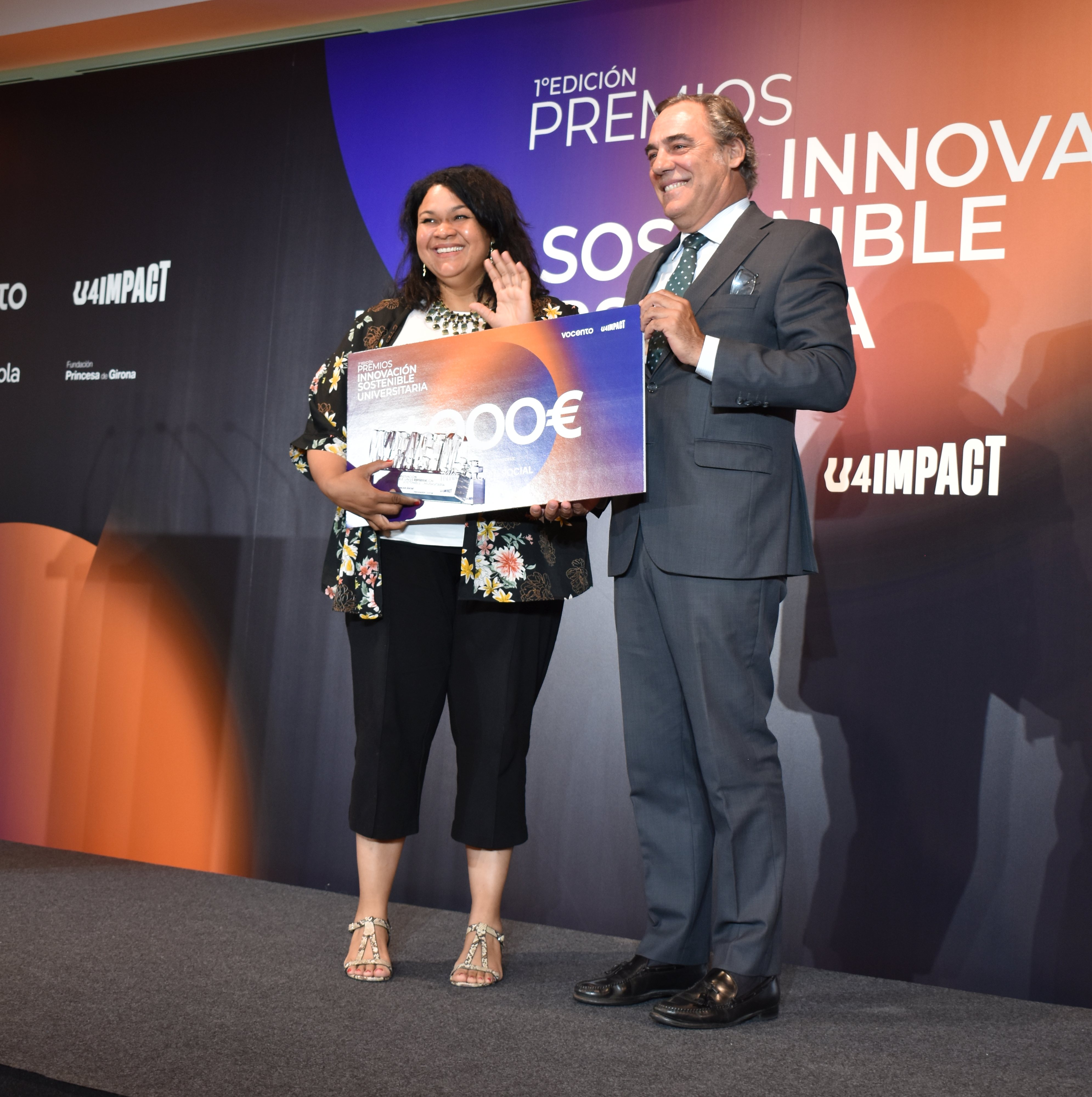 Xenia Perera, estudiante de VIU ganadora de la categoría Innovación Sostenible, recibiendo su premio