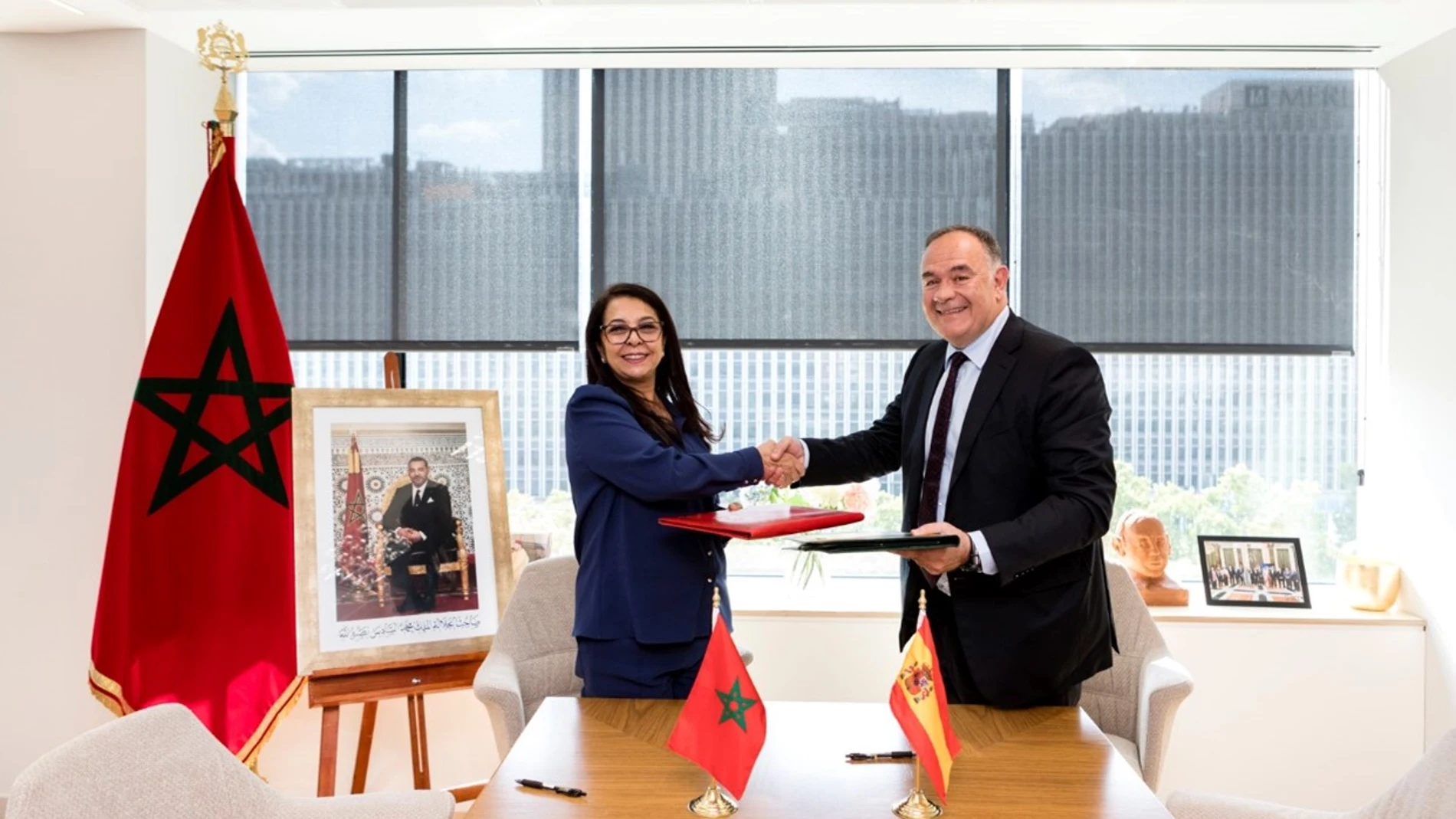 La embajadora de Marruecos en España, Karima Benyaich junto a Carlos Giménez, CEO de Planeta Formación y Universidades