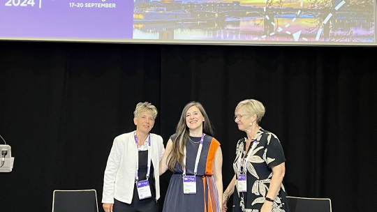 La Dra. Toñi Caro (primera por la izquierda), directora de la Oficina de Proyectos Internacionales de Investigación de VIU , junto a Laura Howard, directora general de la University of Cadiz for the SEA-EU European University Alliance; y Mavi Calabrese, CEO de Mavericks Global