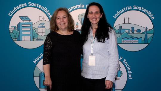 Estefanía Muñoz Moraga junto a Amelia N. Ruiz Molina, Vicerrectora de Profesorado y Ordenación Académica de VIU