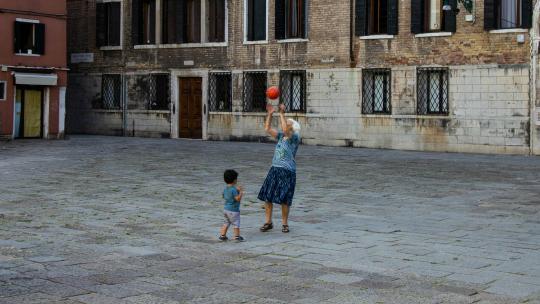 Mujer jugando con el niño usando baloncesto - Clément Falize (@centelm)