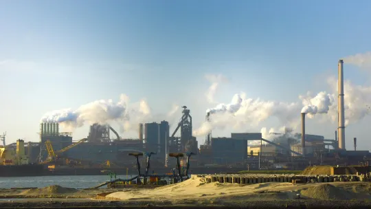 como-afecta-el-cambio-climatico-al-ser-humano chimeneas-de-una-industria-lanzando-emisiones-visibles-simbolo-de-como-afecta-el-cambio-climatico-al-ser-humano