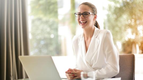 mujer-trabajando-como-delegado-comercial