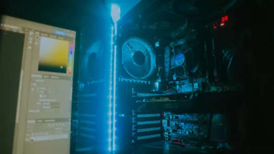 estudiar-ingenieria-en-ciencias-de-la-computacion torre-de-ordenador-con-luces-led-azules-que-representa-la-tecnologia-y-la-ingenieria-en-ciencias-de-la-computacion