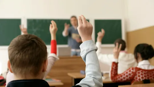 gestion-escolar estudiantes-en-un-aula-durante-una-clase-como-parte-de-la-gestion-escolar