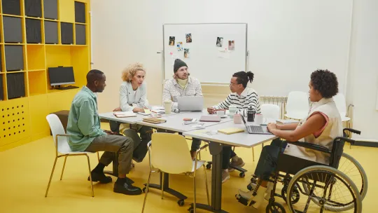 inclusion-laboral grupo-diverso-de-personas-en-una-reunion-sobre-inclusion-laboral