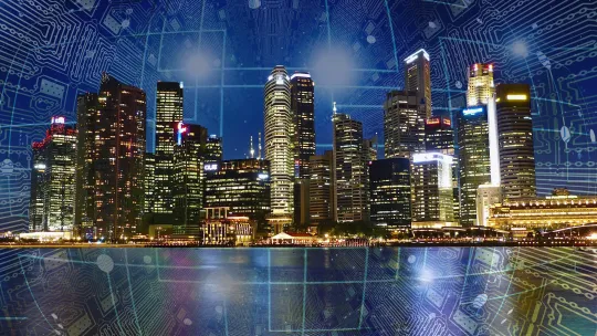 Rascacielos iluminados integrados en una red digital de datos e IoT Vista nocturna de una ciudad con rascacielos y líneas digitales de circuitos, representando cómo el Ingeniero 4.0 utiliza la tecnología IoT para gestionar entornos urbanos.