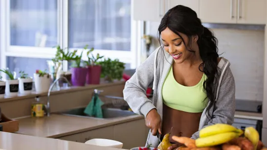 nutricion-deportiva mujer-preparando-frutas-como-parte-de-su-plan-de-nutricion-deportiva