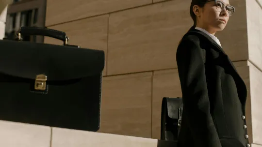 perfiles-profesionales mujer-profesional-con-maletin-representando-los-perfiles-profesionales-en-ecuador