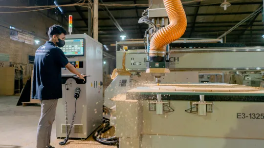 procesos-de-automatizacion operario-controlando-maquina-industrial-en-procesos-de-automatizacion