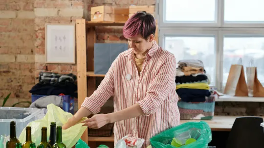 sostenibilidad-empresarial persona-clasificando-residuos-en-un-espacio-de-trabajo-como-ejemplo-de-sostenibilidad-empresarial