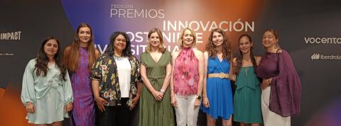 Las estudiantes finalistas de la Universidad Internacional de Valencia junto con la Rectora, Eva María Giner, y la Directora de Calidad y Sostenibilidad, Mónica Rodríguez.