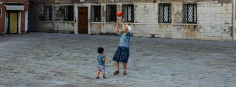 Mujer jugando con el niño usando baloncesto - Clément Falize (@centelm)