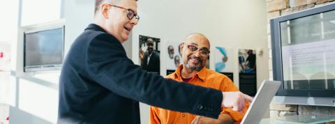 dos-hombres-en-una-conversacion-sobre-spin-selling-en-un-ambiente-de-negocios