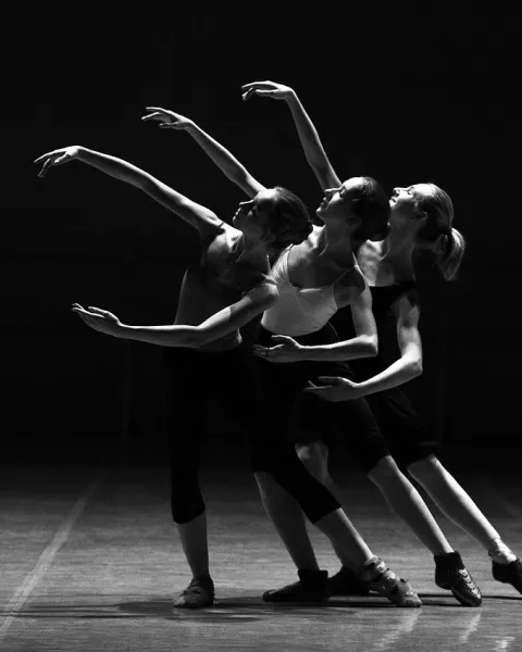 tres-bailarinas-haciendo-ballet-con-un-alto-nivel-de-inteligencia-kinestesica